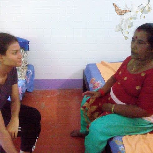 Meine Übersetzerin Nista, eine angehende Soziologin, im Gespräch mit einer Patientin